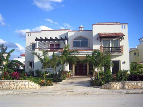 Homes and Condos for Sale in Playa del Carmen – Invest in the Caribbean’s Finest Homes post thumbnail image