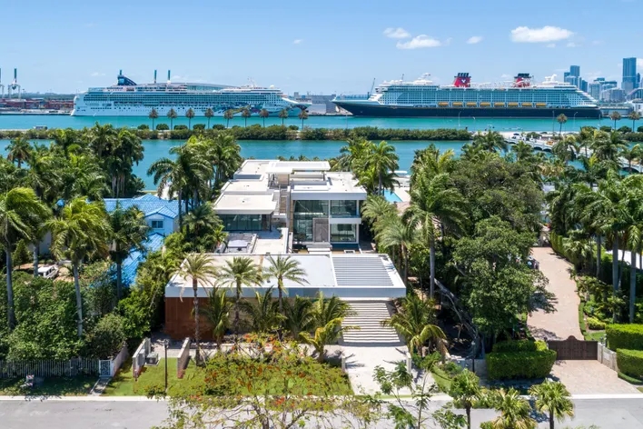 Amazing Views & Unmatched High end – Get Your Dream Penthouse on Miami Beach Now! post thumbnail image